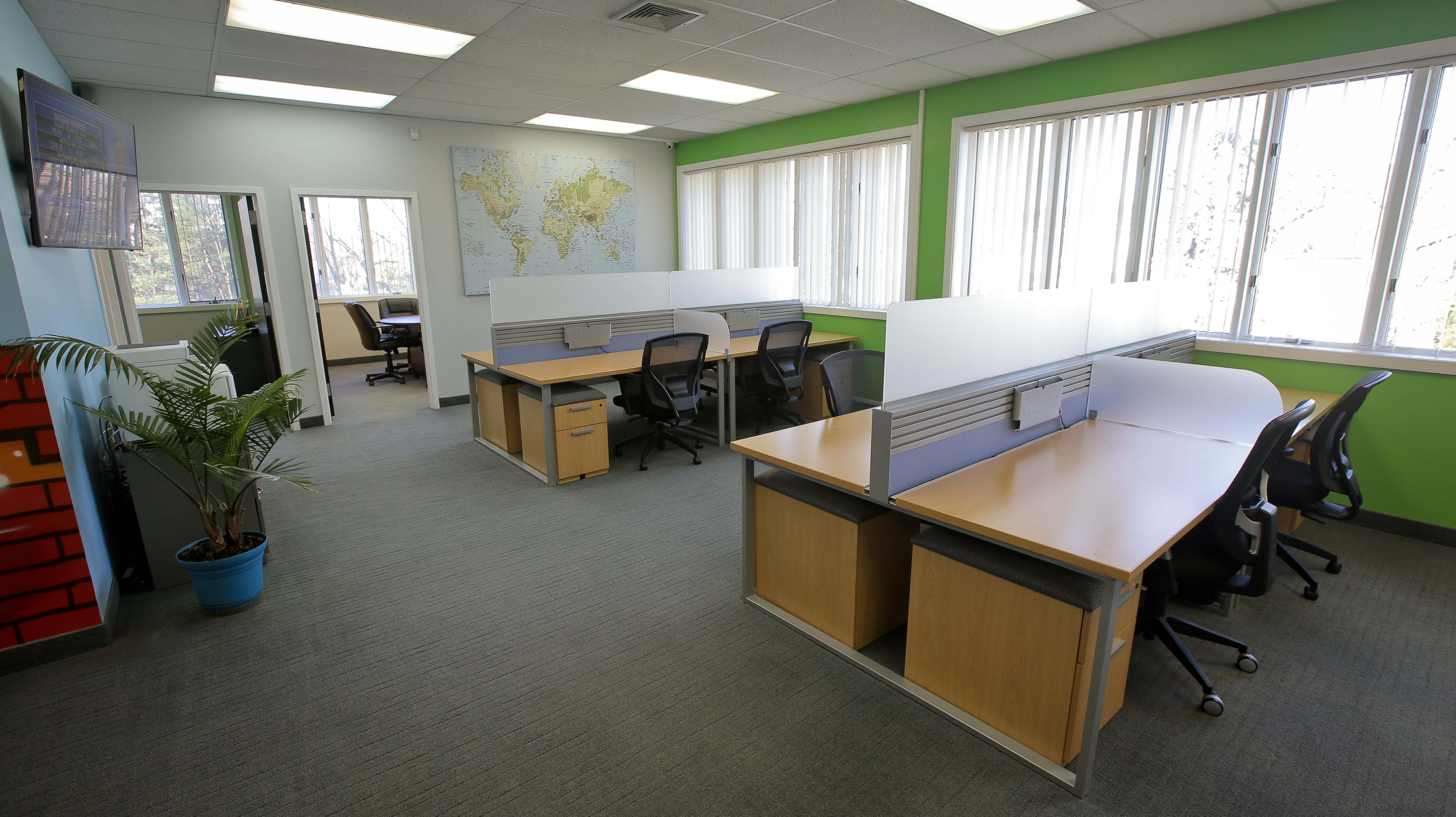 Co-working / Decicated Desk / Conference Room Co-working / Decicated Desk / Conference Room