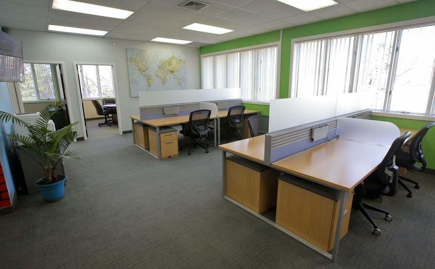 Co-working / Decicated Desk / Conference Room Co-working / Decicated Desk / Conference Room