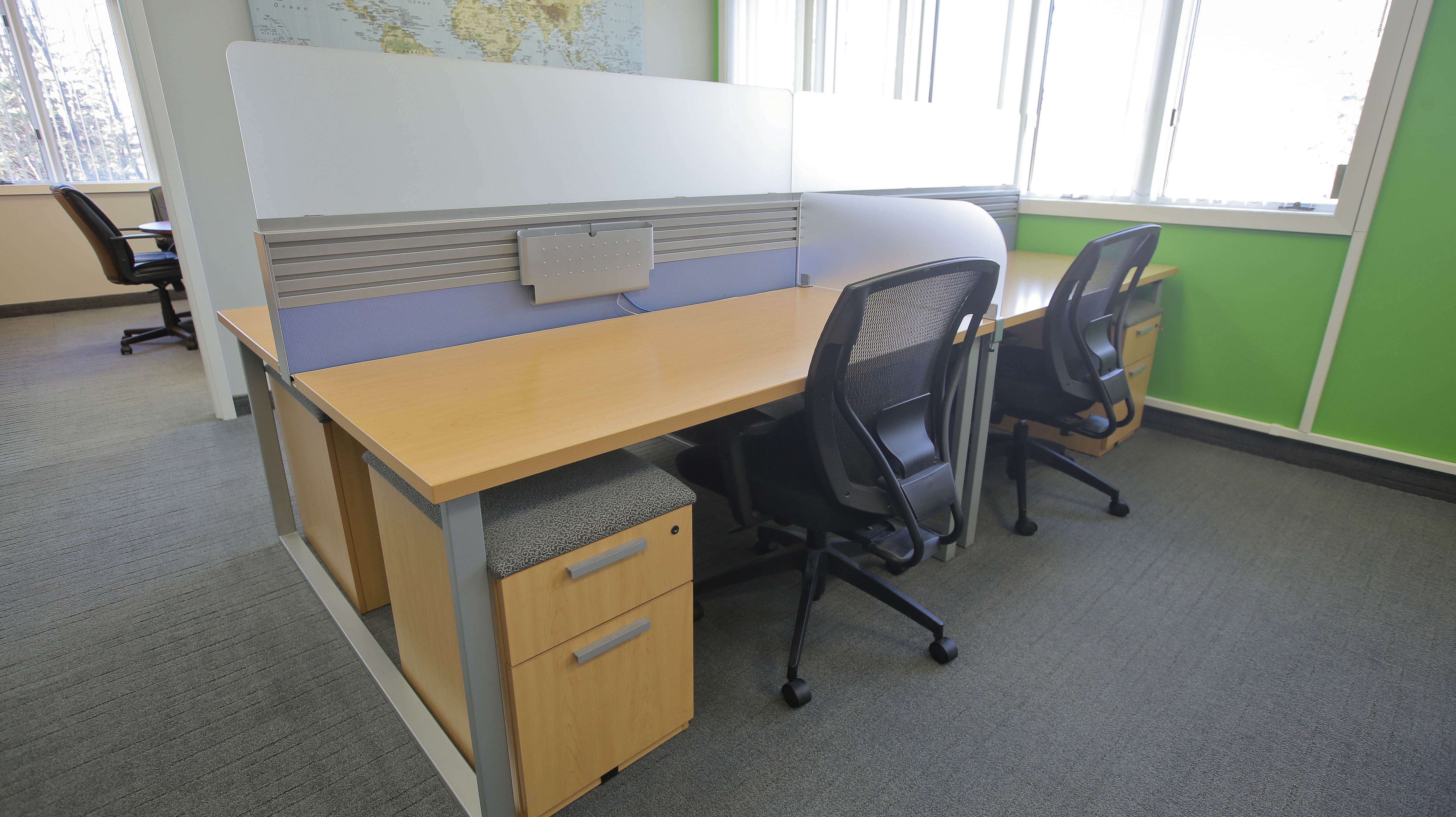 Co-working / Decicated Desk / Conference Room Co-working / Decicated Desk / Conference Room
