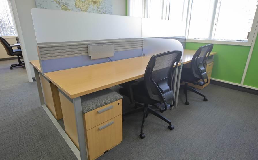Co-working / Decicated Desk / Conference Room Co-working / Decicated Desk / Conference Room