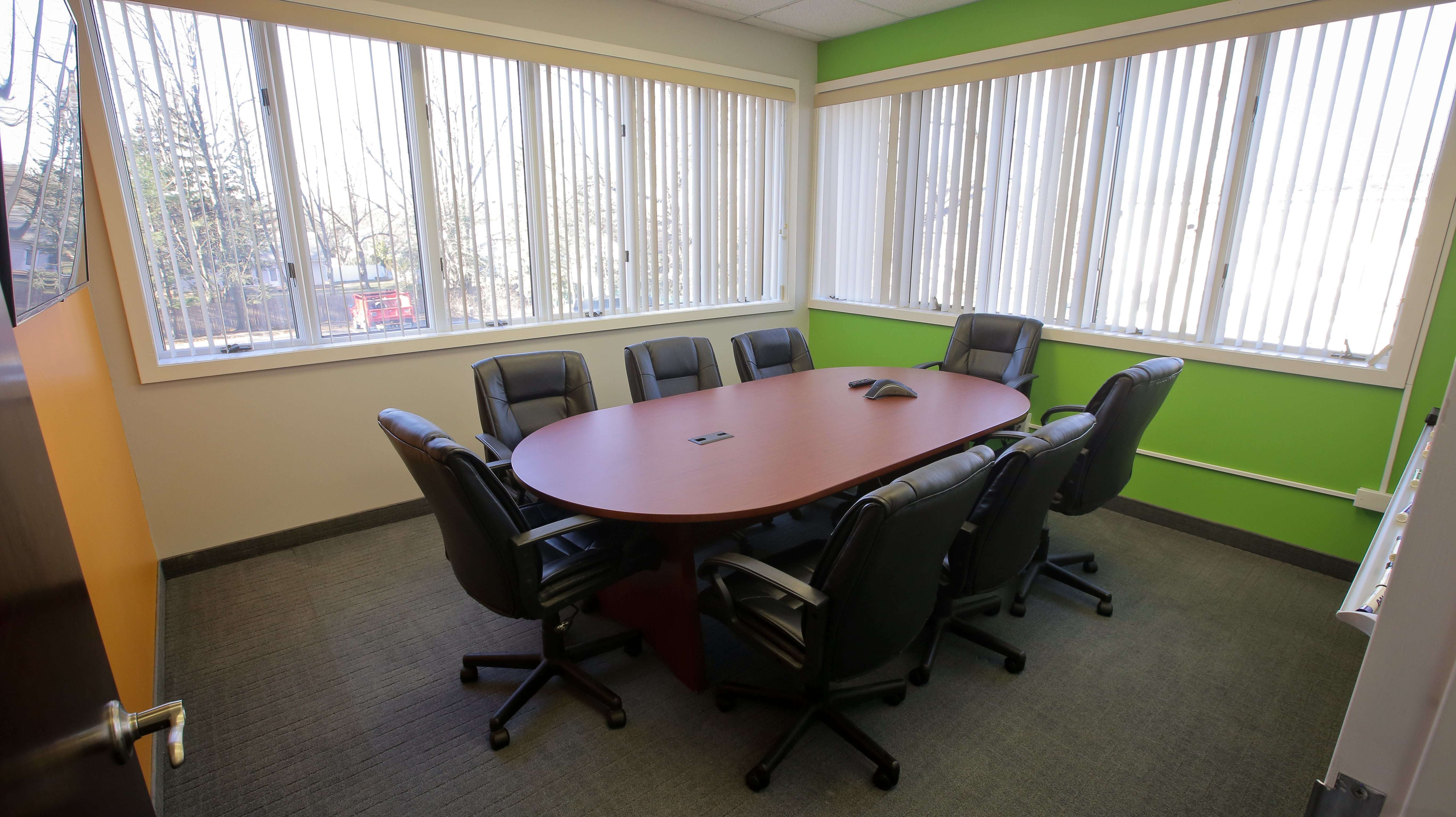 Co-working / Decicated Desk / Conference Room Co-working / Decicated Desk / Conference Room