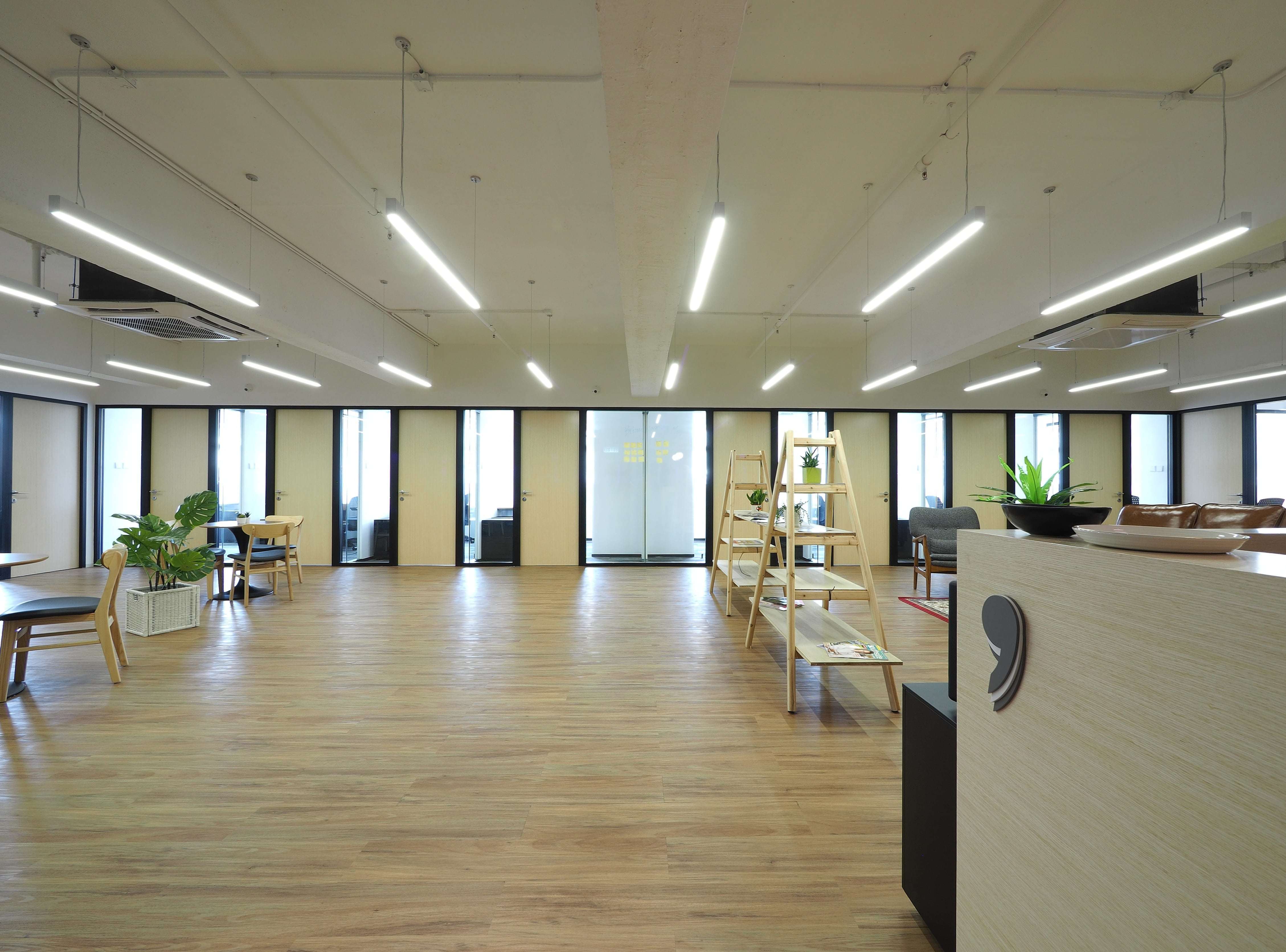 Three Commas Hot Desks&Office Suites Three Commas Hot Desks&Office Suites