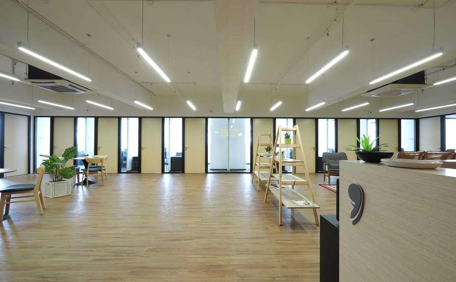 Three Commas Hot Desks&Office Suites Three Commas Hot Desks&Office Suites