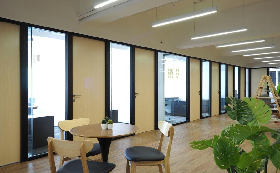 Three Commas Hot Desks&Office Suites Three Commas Hot Desks&Office Suites