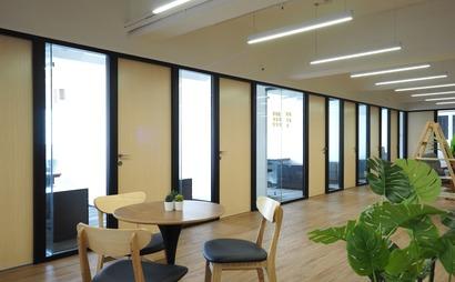 Three Commas Hot Desks&Office Suites Three Commas Hot Desks&Office Suites