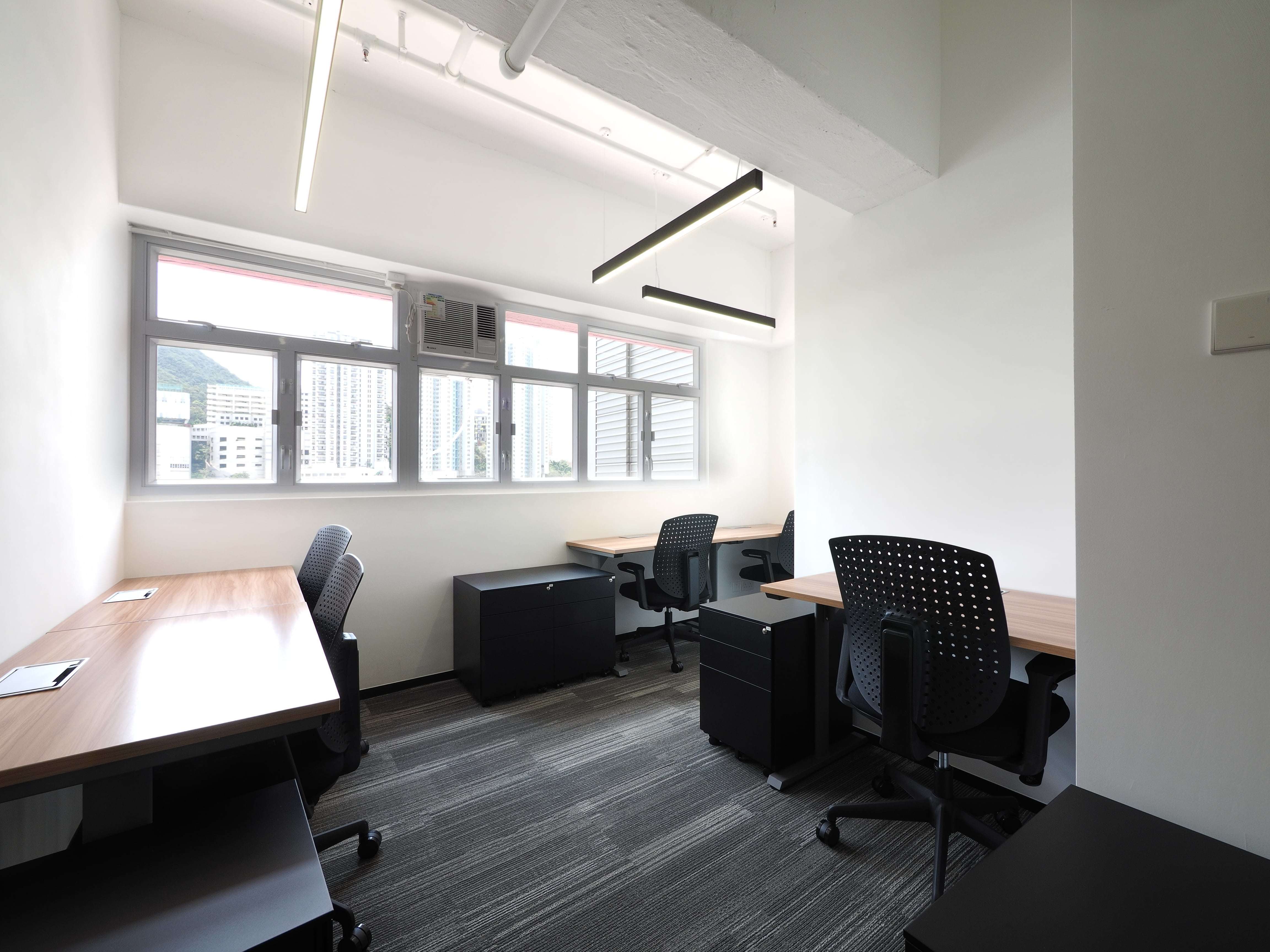 Three Commas Hot Desks&Office Suites