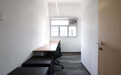 Three Commas Hot Desks&Office Suites Three Commas Hot Desks&Office Suites