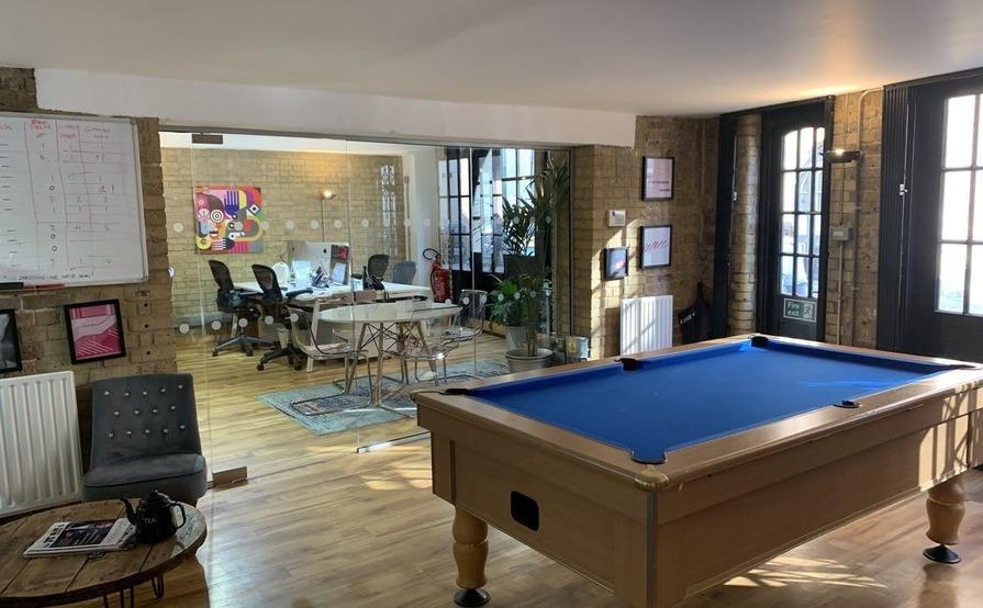 16 desks in private bright office - London Bridge 