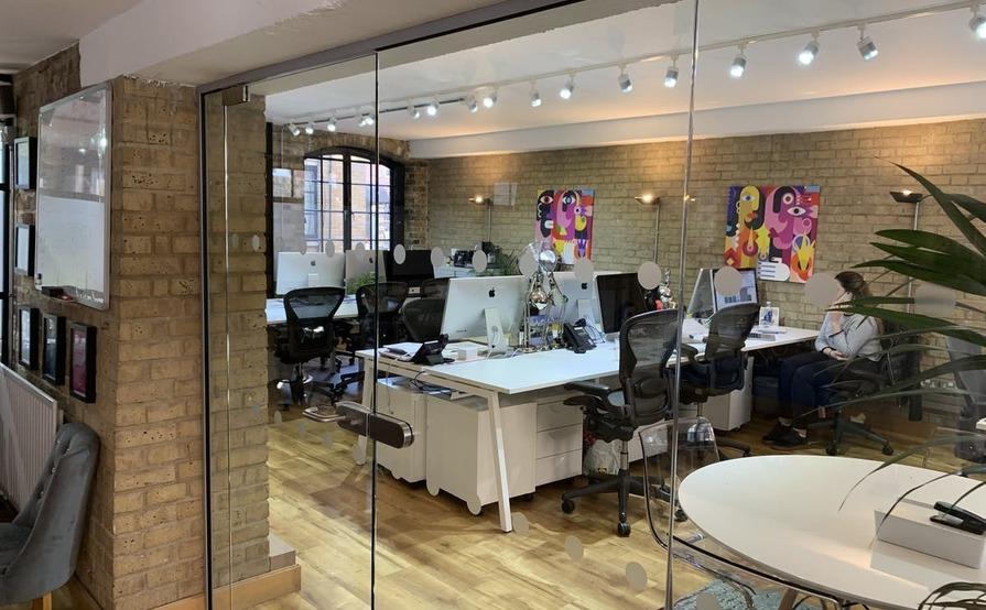 16 desks in private bright office - London Bridge 