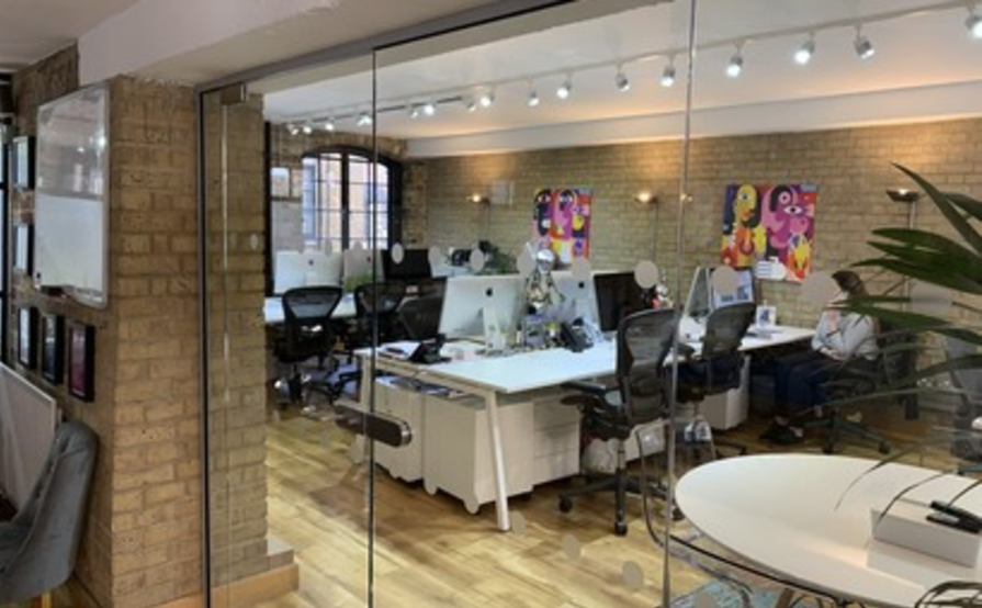 16 desks in private bright office - London Bridge 