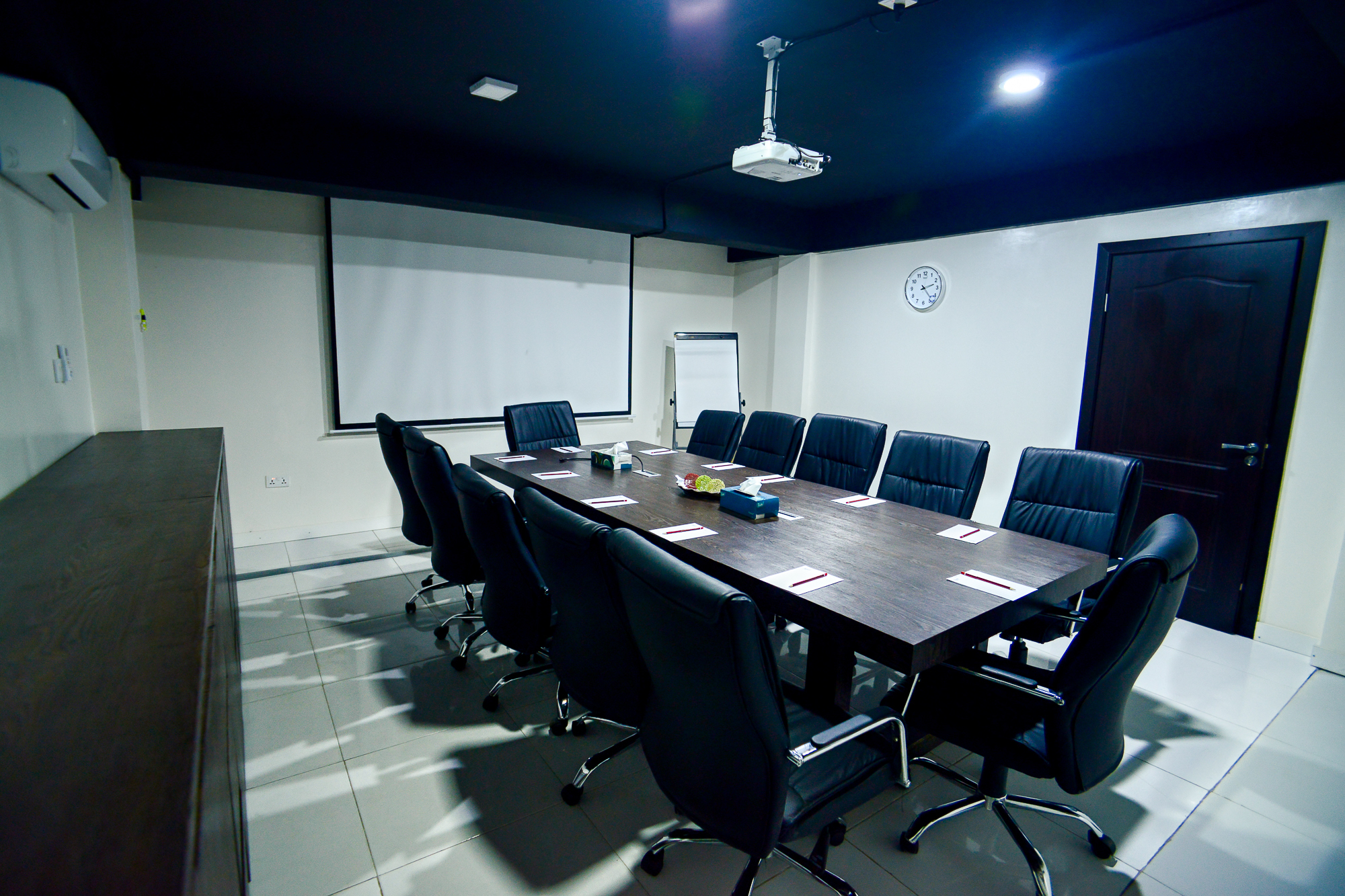 MEETING ROOMS AND CONFERENCE ROOMS