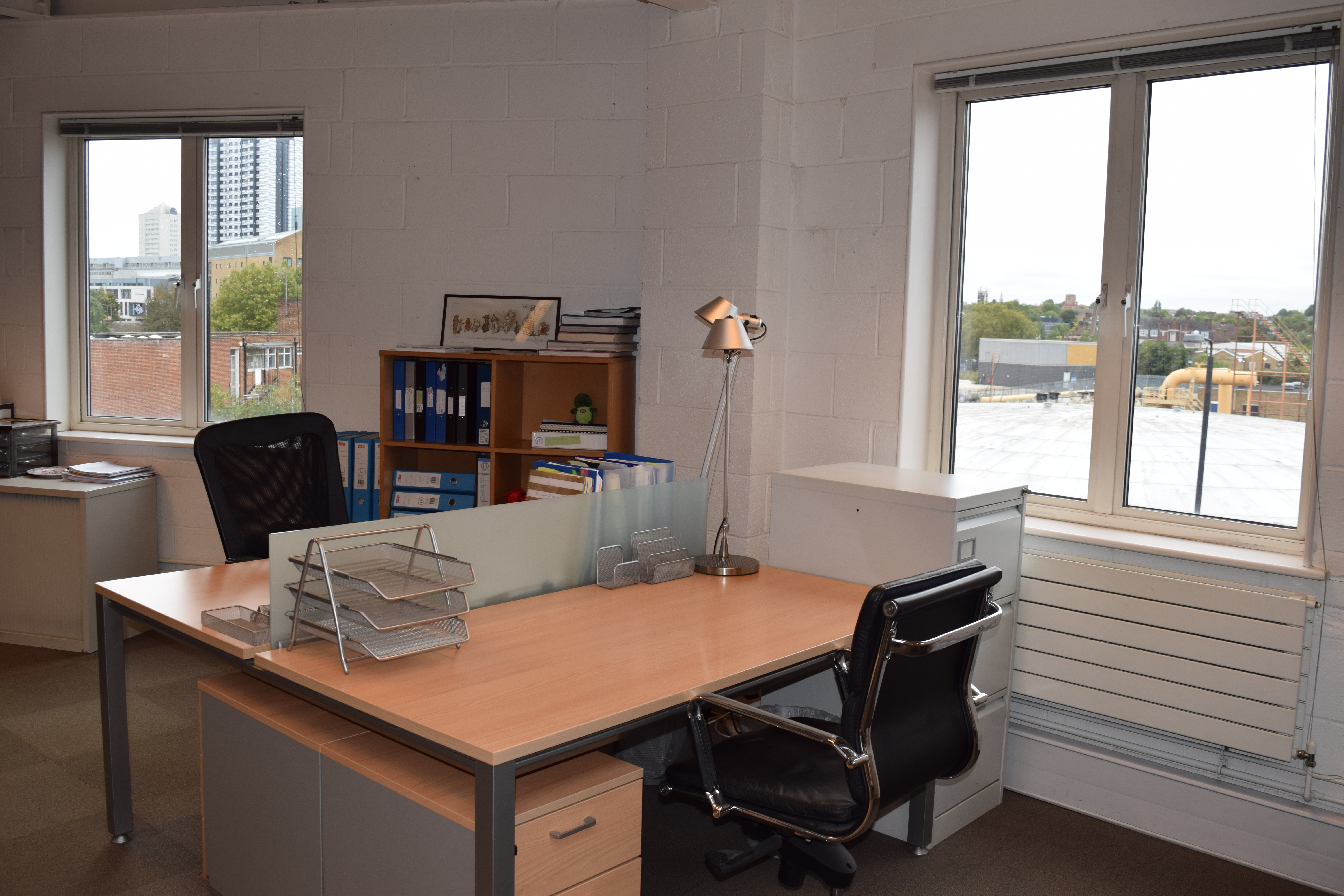 6 Desks for Rent - Wandsworth, London - Open Plan Modern Office, Balcony, Kitchen, Fully Furnished