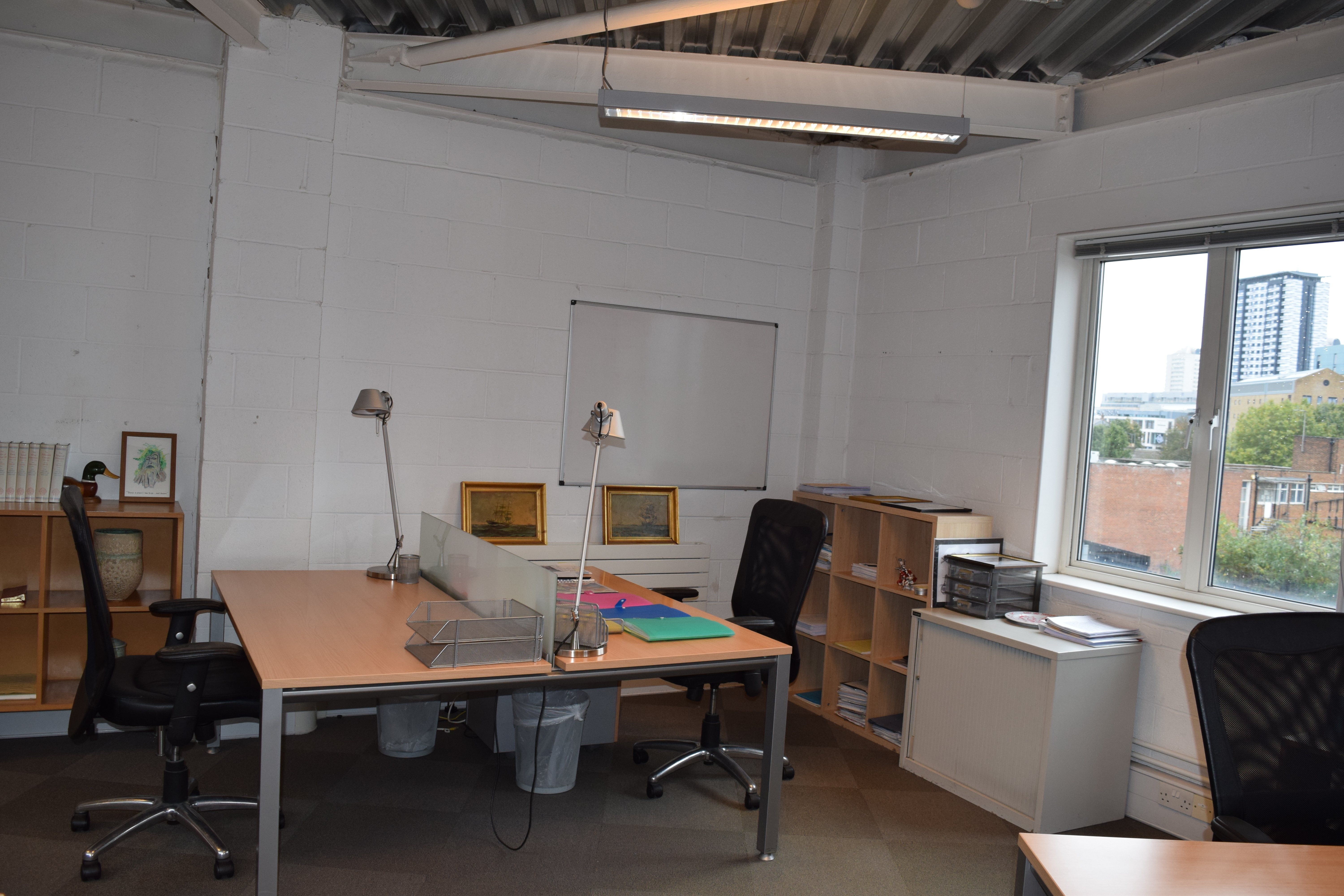 6 Desks for Rent - Wandsworth, London - Open Plan Modern Office, Balcony, Kitchen, Fully Furnished