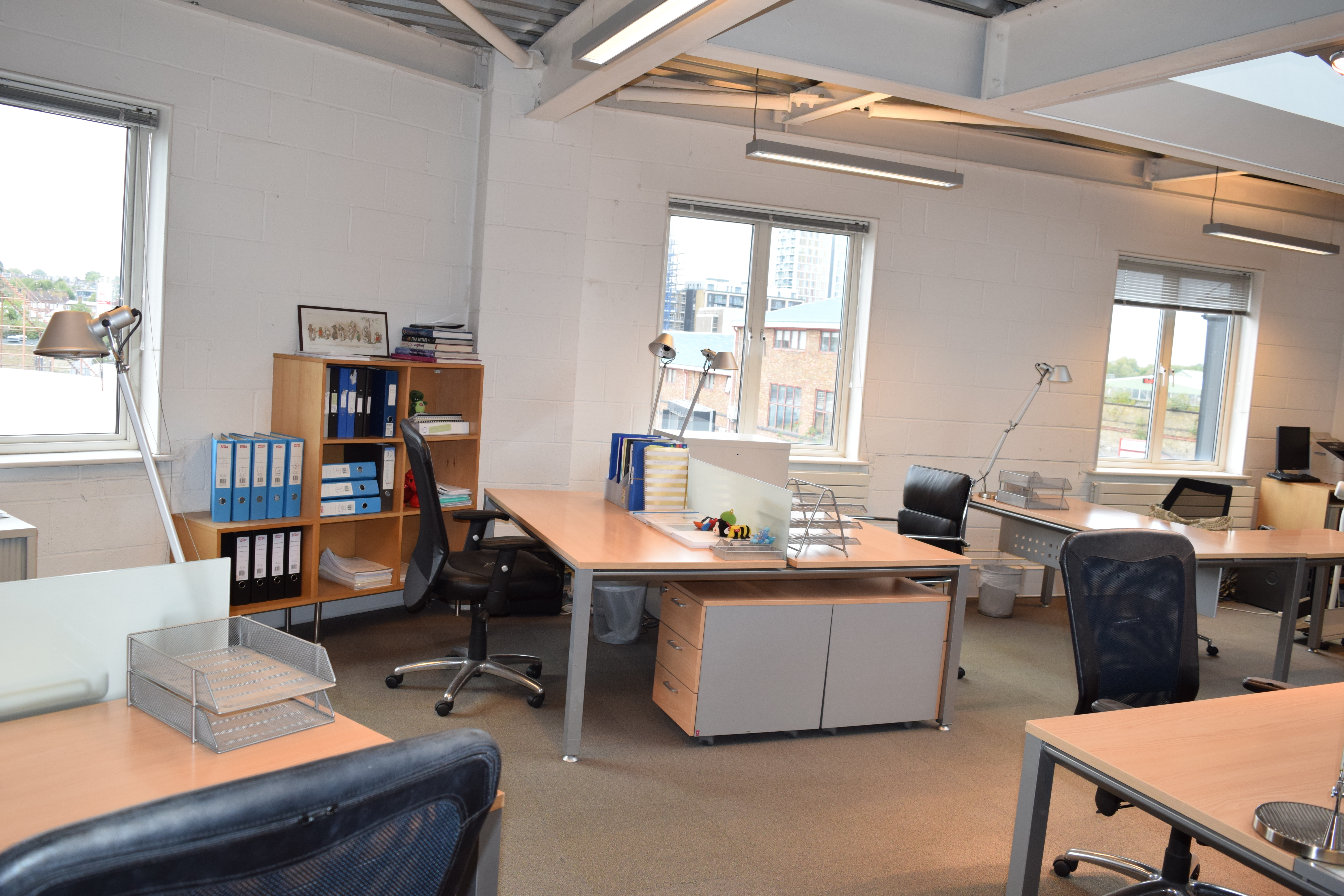 6 Desks for Rent - Wandsworth, London - Open Plan Modern Office, Balcony, Kitchen, Fully Furnished