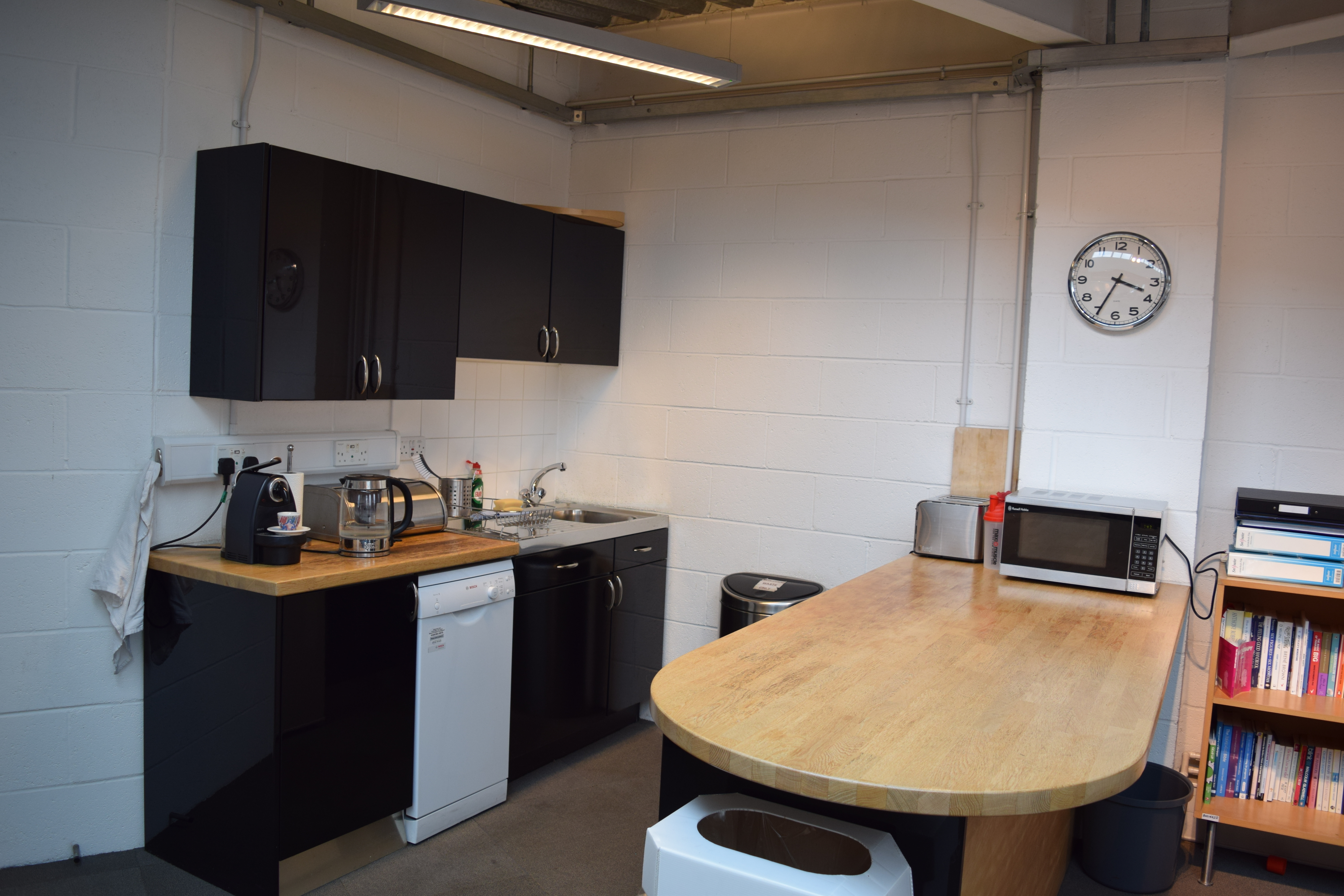 6 Desks for Rent - Wandsworth, London - Open Plan Modern Office, Balcony, Kitchen, Fully Furnished