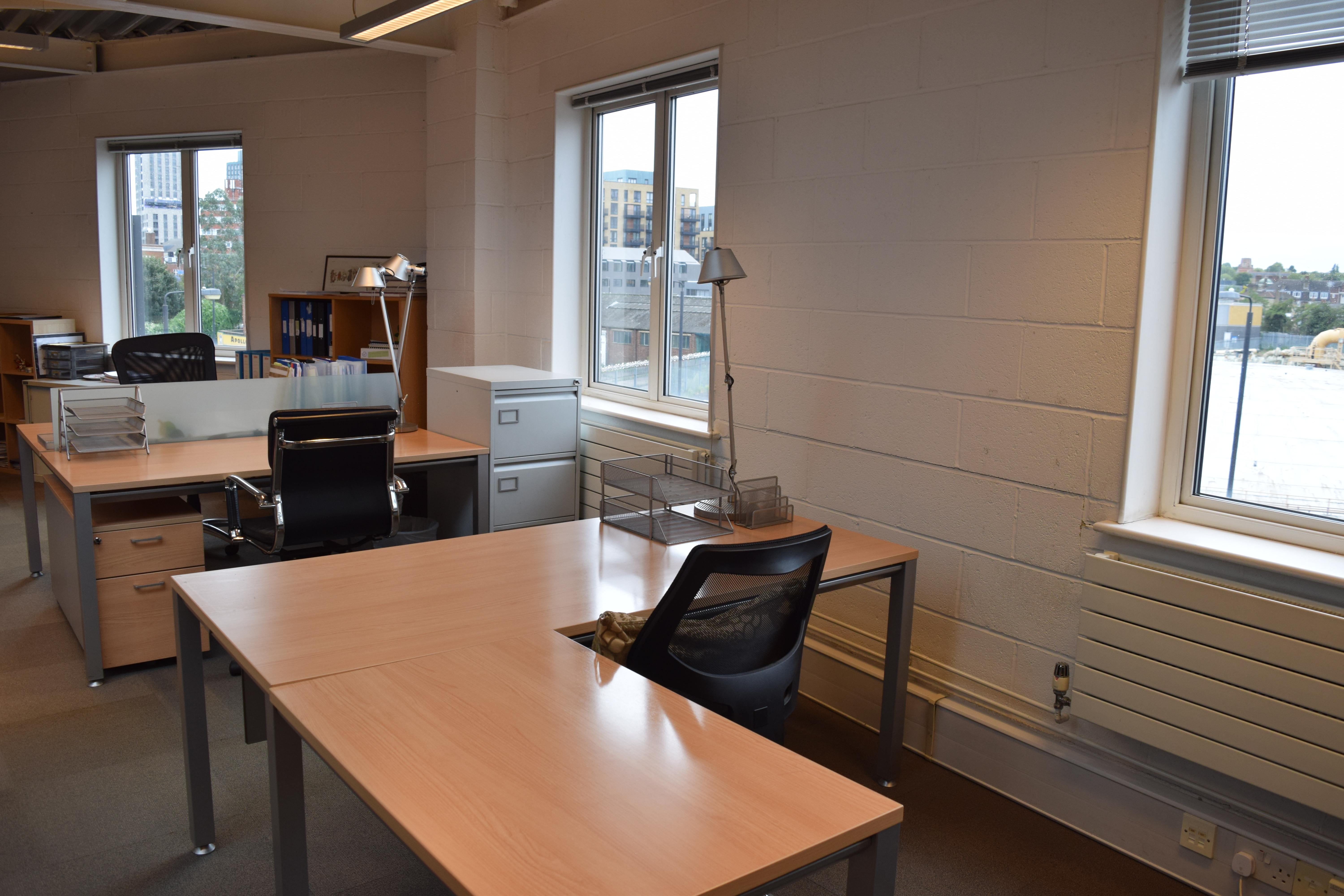 6 Desks for Rent - Wandsworth, London - Open Plan Modern Office, Balcony, Kitchen, Fully Furnished