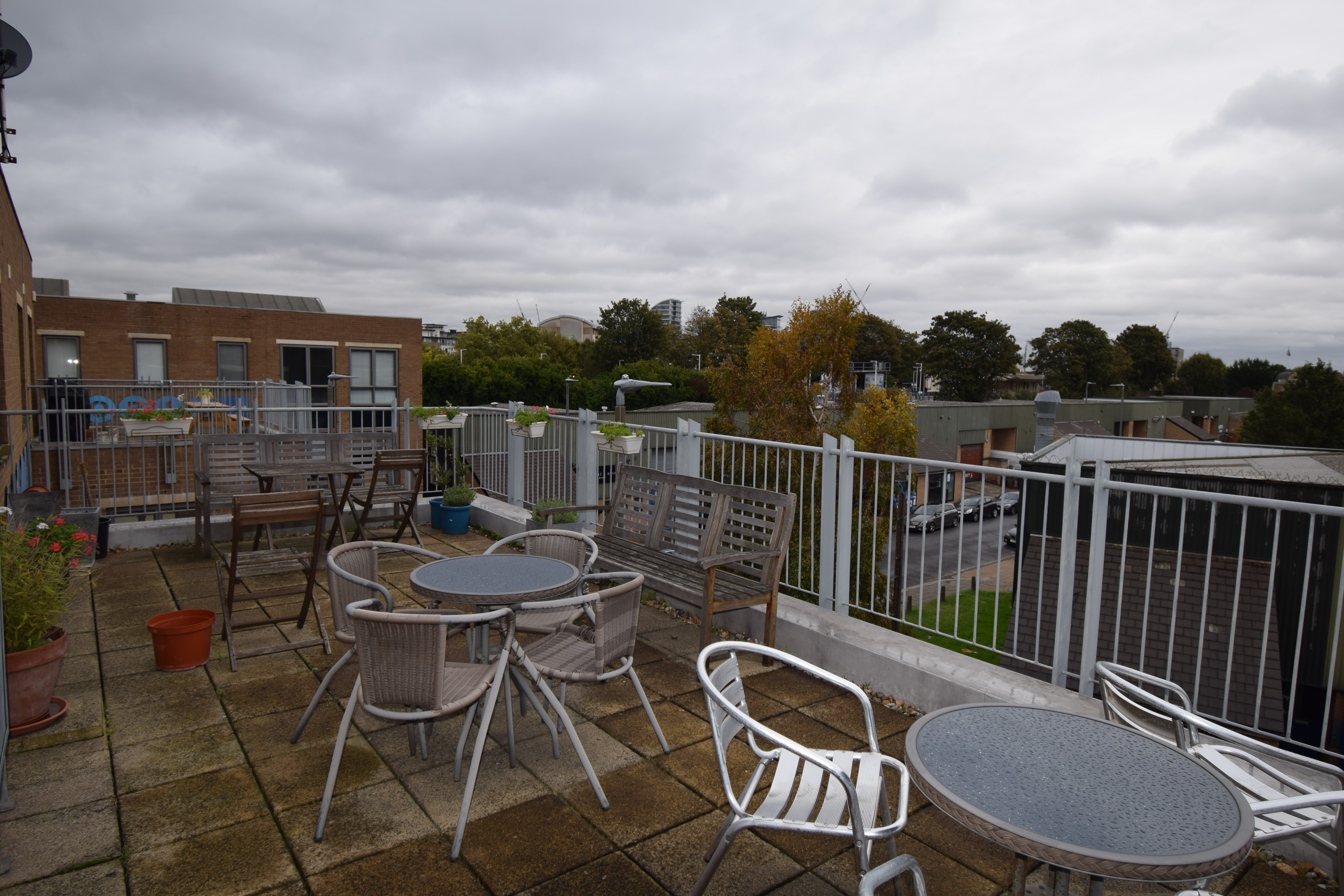 6 Desks for Rent - Wandsworth, London - Open Plan Modern Office, Balcony, Kitchen, Fully Furnished