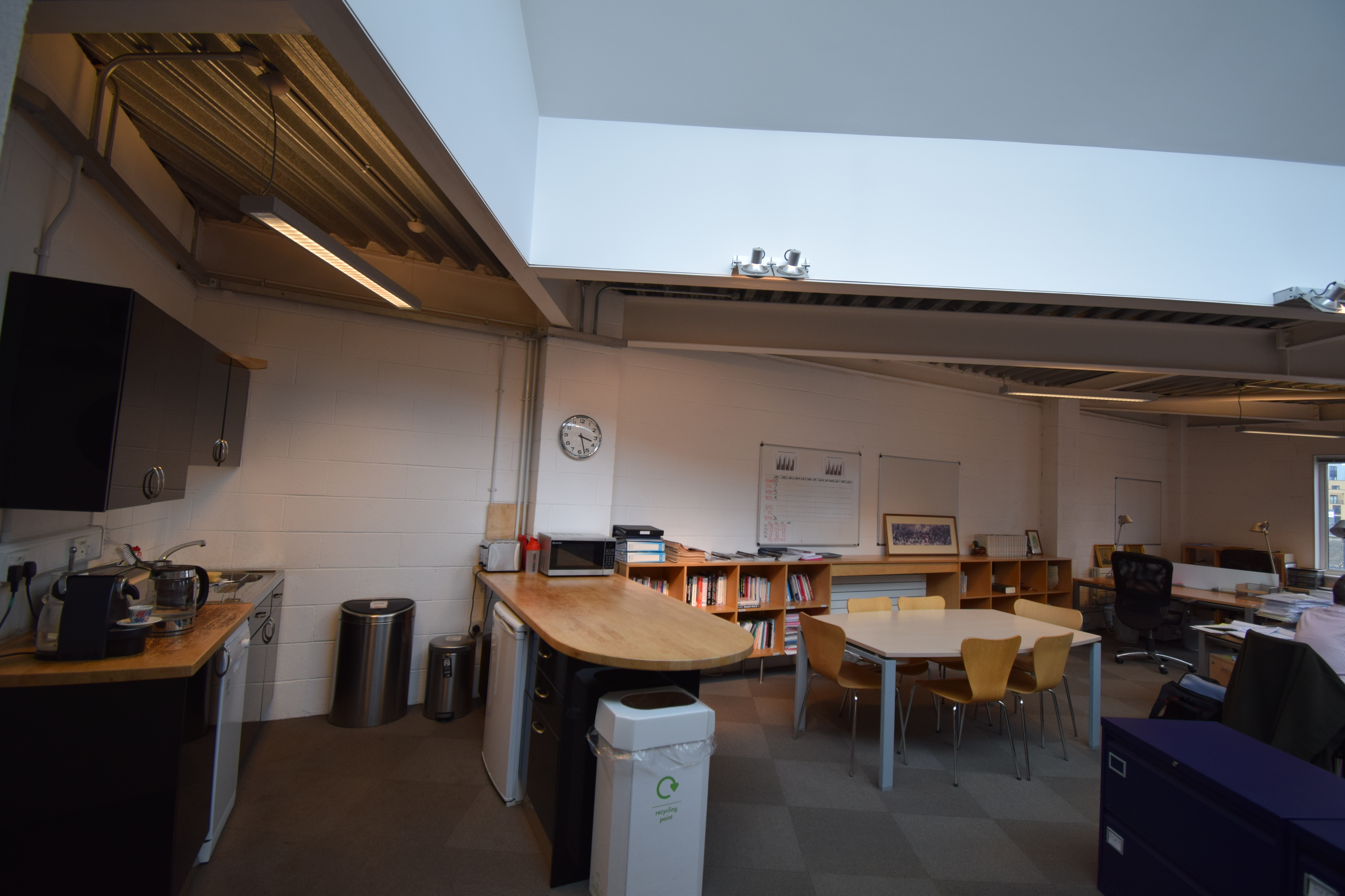 6 Desks for Rent - Wandsworth, London - Open Plan Modern Office, Balcony, Kitchen, Fully Furnished