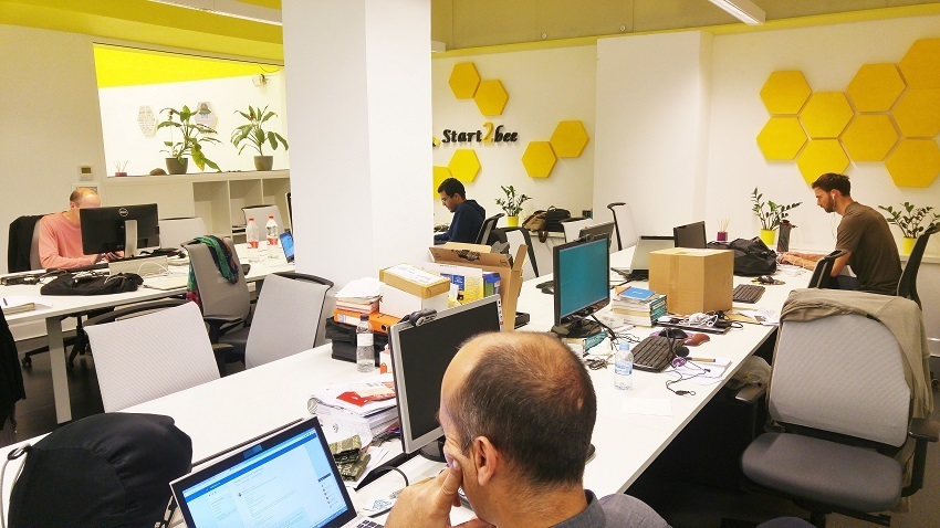 WORKERBEES ROOM-fixed desk