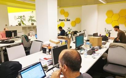 WORKERBEES ROOM-fixed desk WORKERBEES ROOM-fixed desk