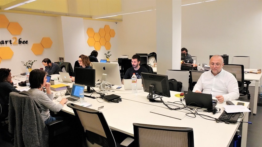 WORKERBEES ROOM-fixed desk