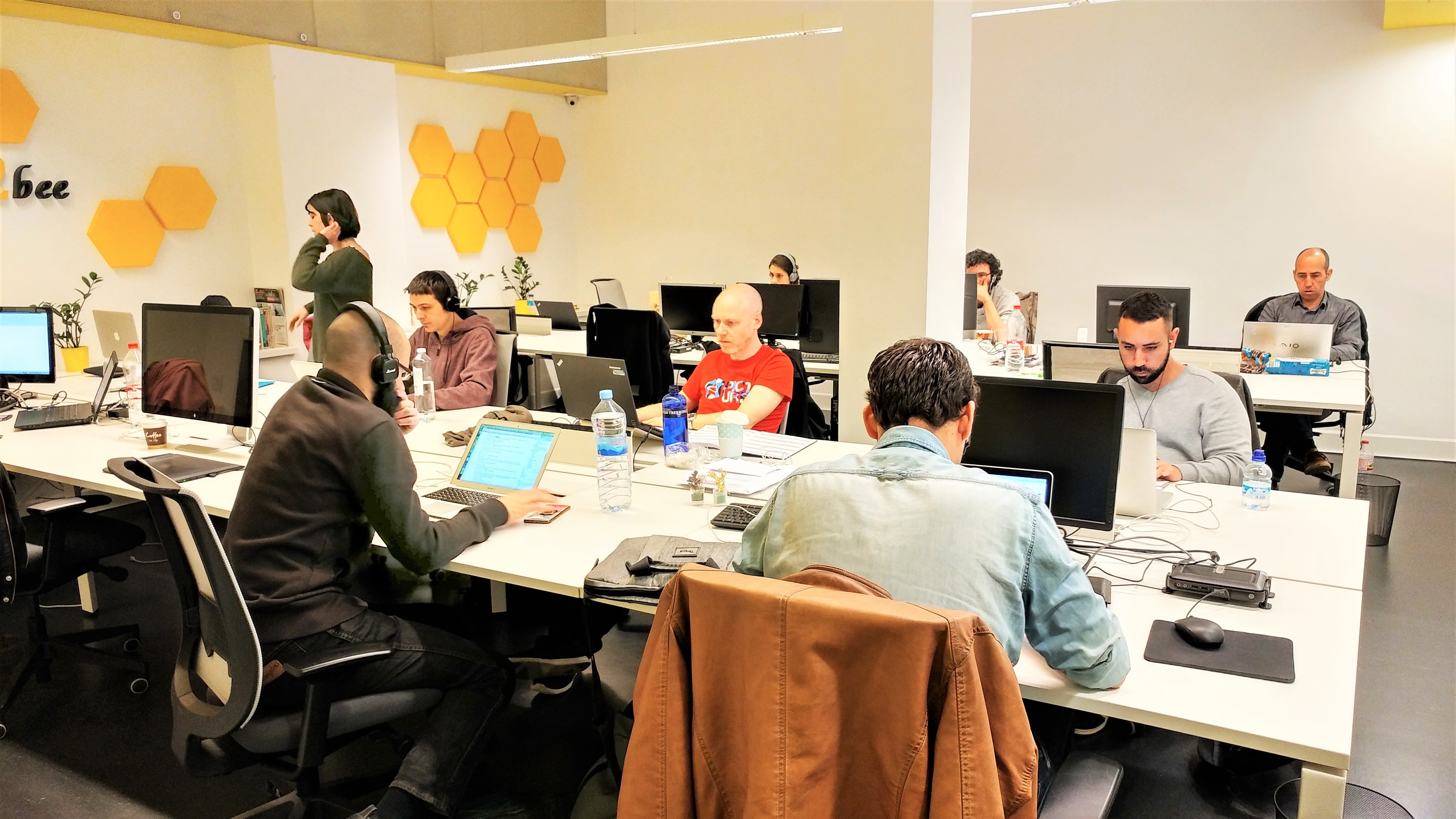 WORKERBEES ROOM-fixed desk