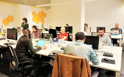 WORKERBEES ROOM-fixed desk WORKERBEES ROOM-fixed desk