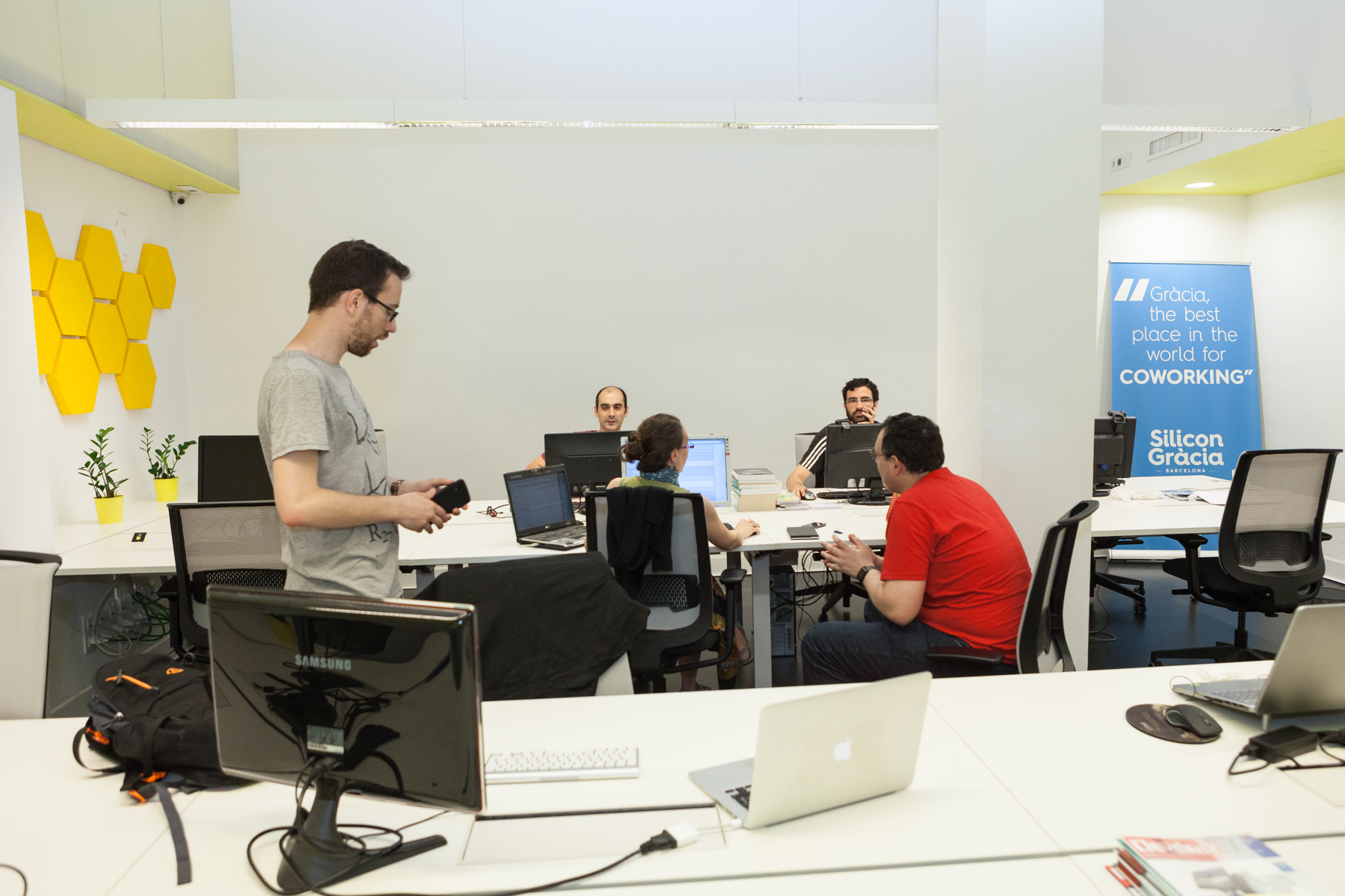 WORKERBEES ROOM-fixed desk