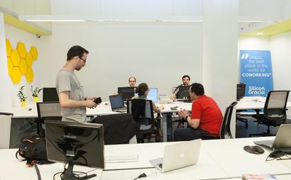 WORKERBEES ROOM-fixed desk WORKERBEES ROOM-fixed desk