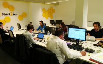 WORKERBEES ROOM-fixed desk WORKERBEES ROOM-fixed desk