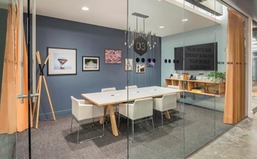 Hot desk with anything you need! BOOK NOW! Hot desk with anything you need! BOOK NOW!