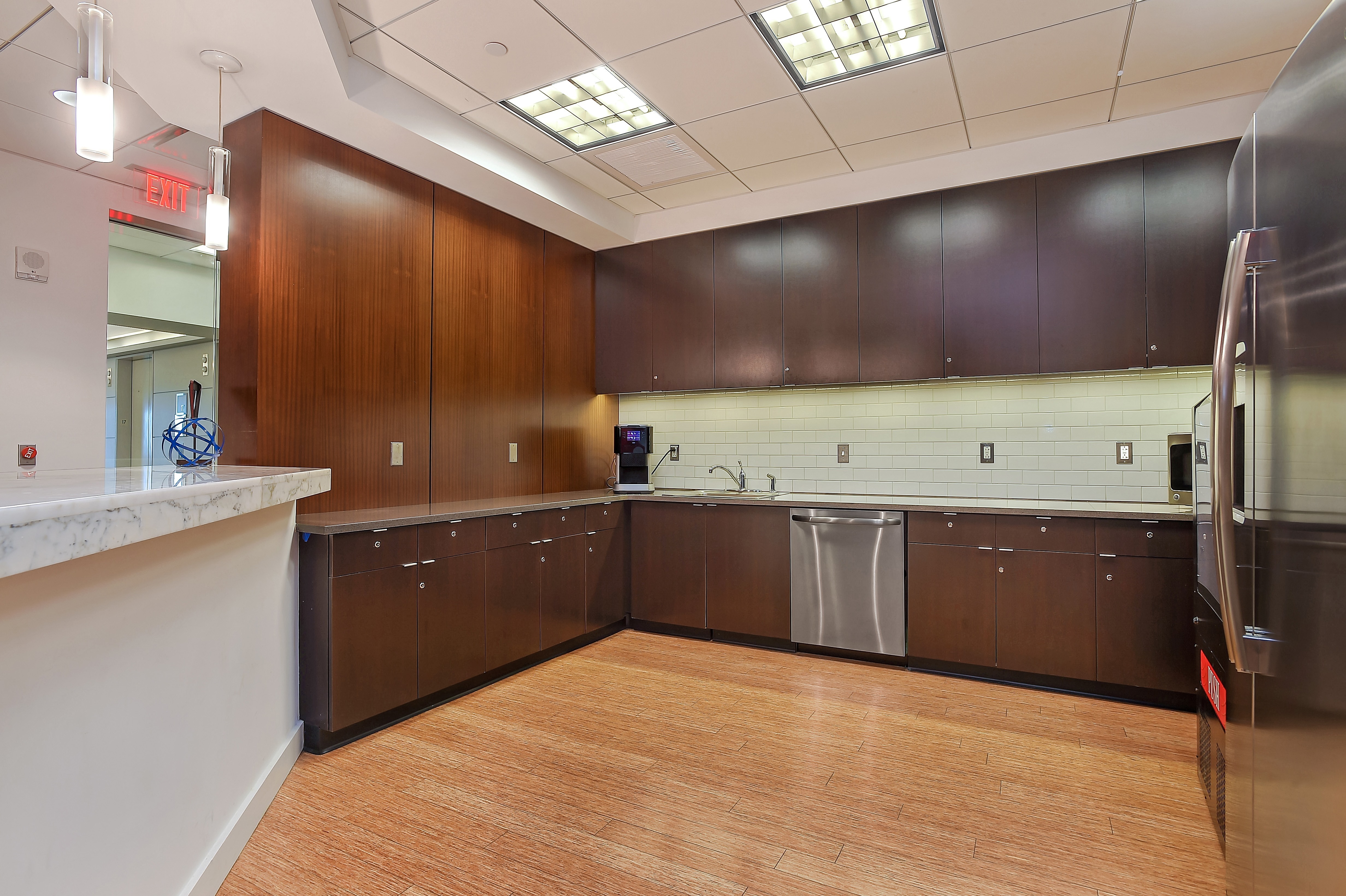 Click to discover this private office !!! 