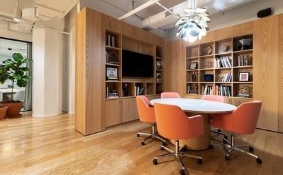 Hot desk with anything you need! BOOK NOW! Hot desk with anything you need! BOOK NOW!