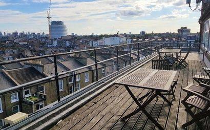 Hackney / Daslton Desk spaces (x3) on top floor studio with view and balcony - 3 desks available Hackney / Daslton Desk spaces (x3) on top floor studio with view and balcony - 3 desks available