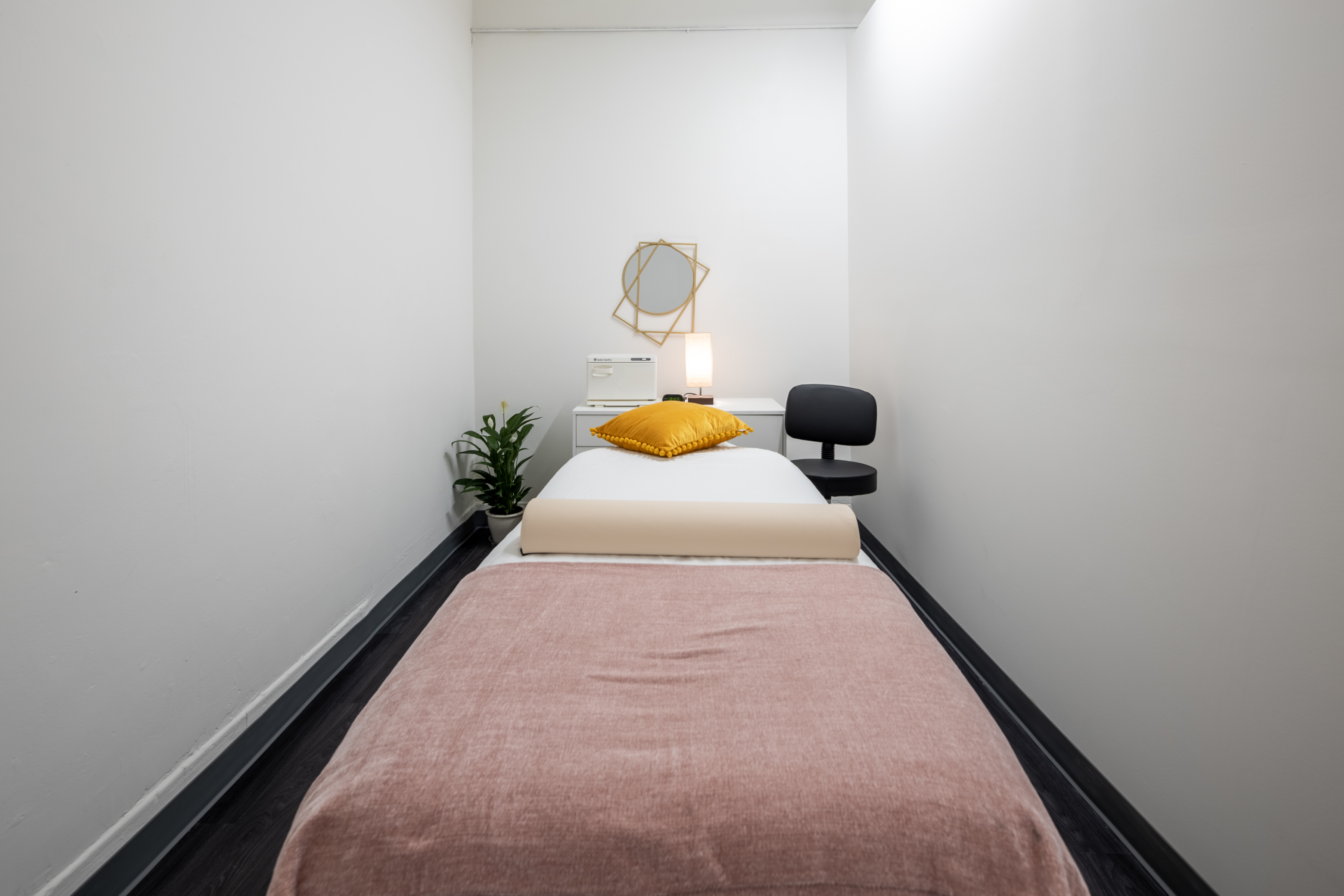 Ready to use treatment room |Acupuncturist & massage therapist Ready to use treatment room |Acupuncturist & massage therapist