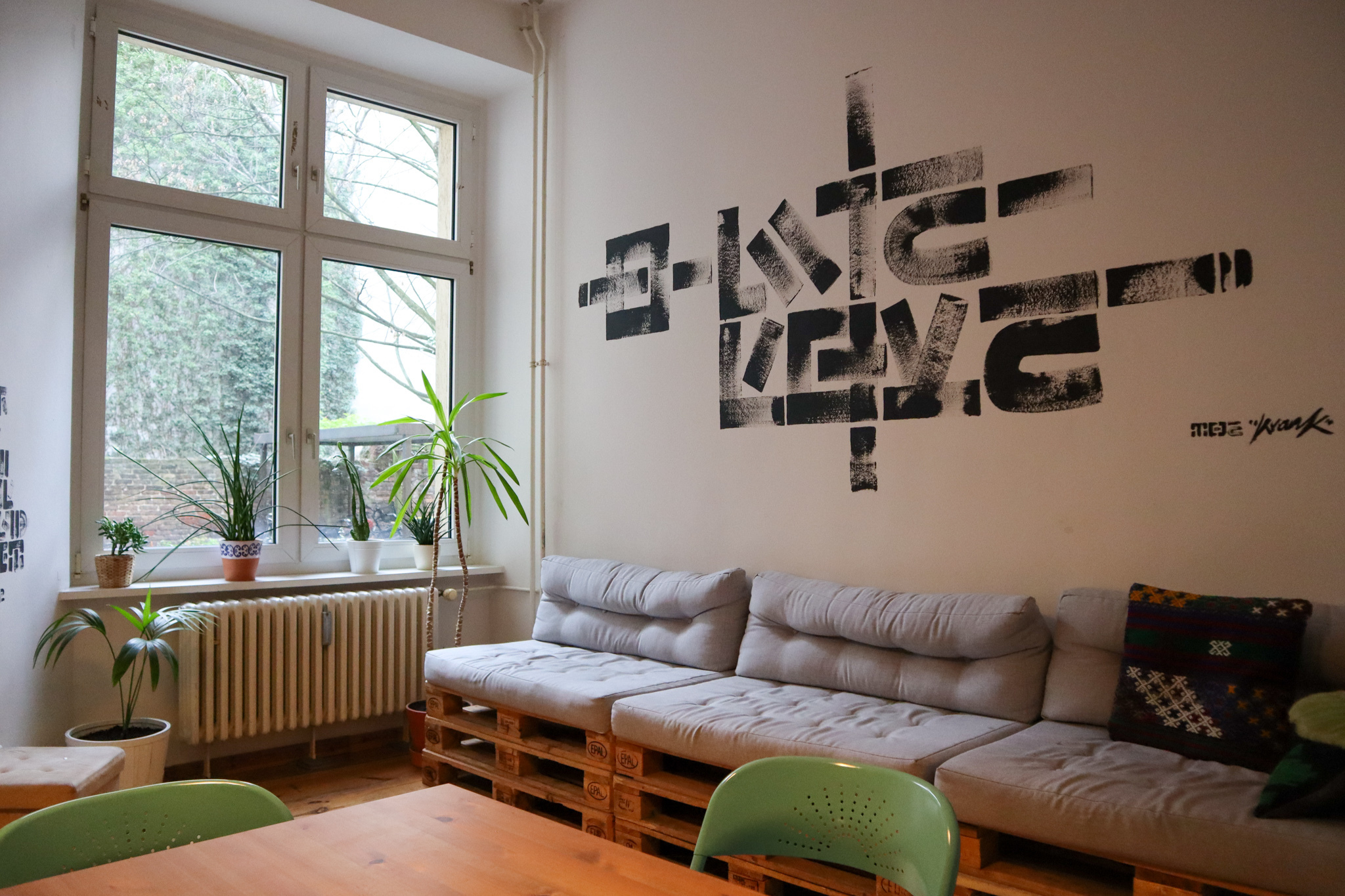 3 desks for freelancers/small team in the coolest area in Kreuzberg 3 desks for freelancers/small team in the coolest area in Kreuzberg