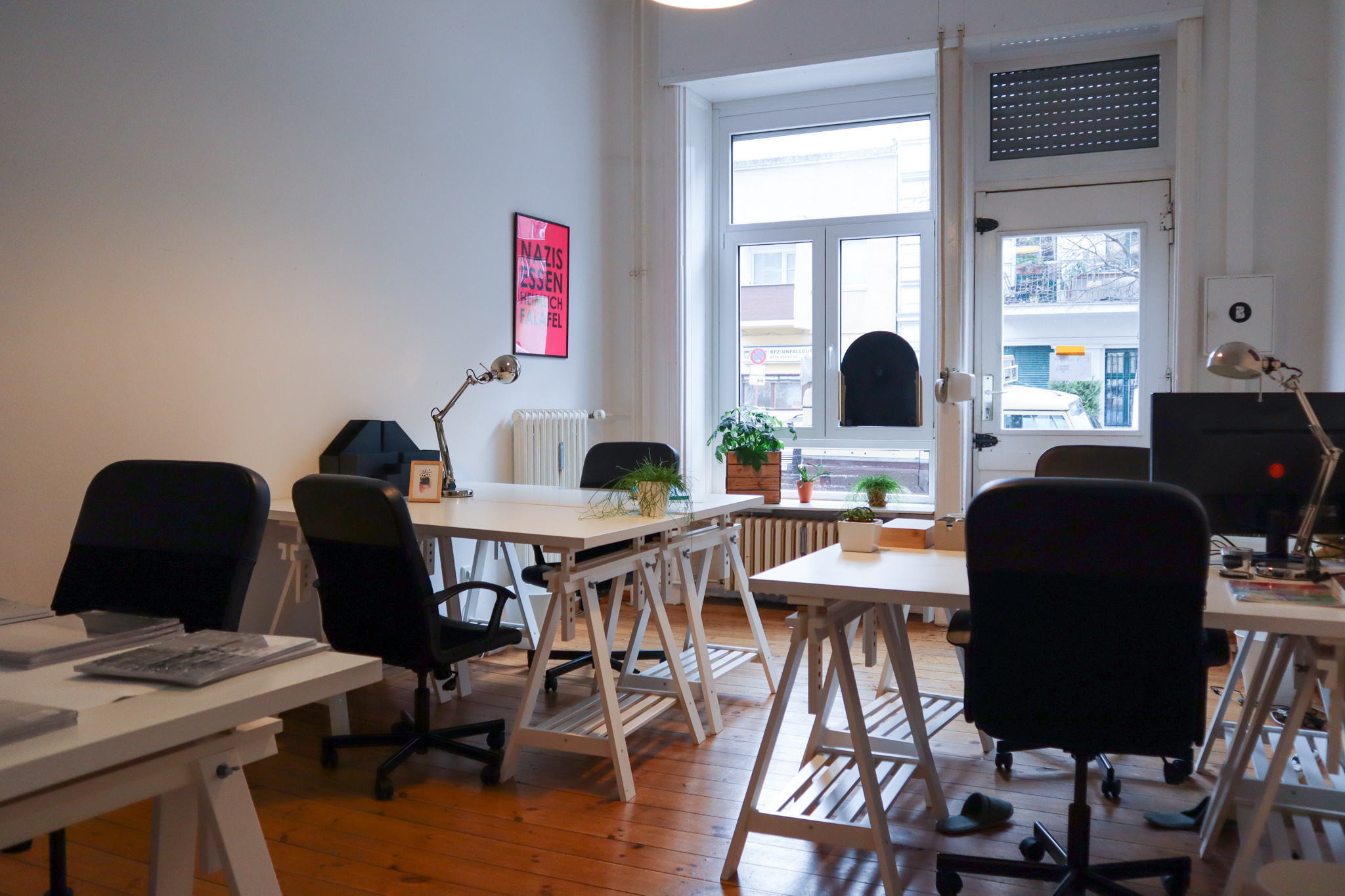3 desks for freelancers/small team in the coolest area in Kreuzberg 3 desks for freelancers/small team in the coolest area in Kreuzberg