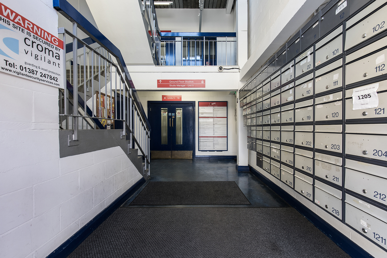 Desk in Studio Space - W10
