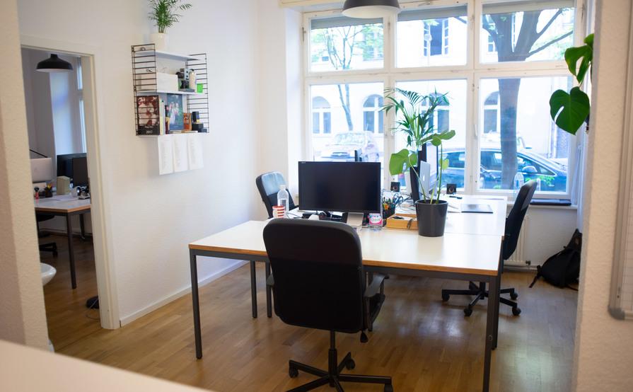 4 desks in shared office, co-working space 4 desks in shared office, co-working space