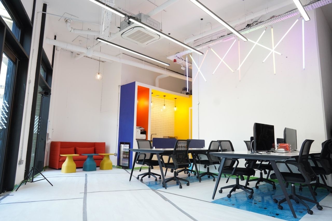 FREELANCERS WELCOME / CO-WORKING / HOT DESKING / DESK SPACE / CREATIVES 