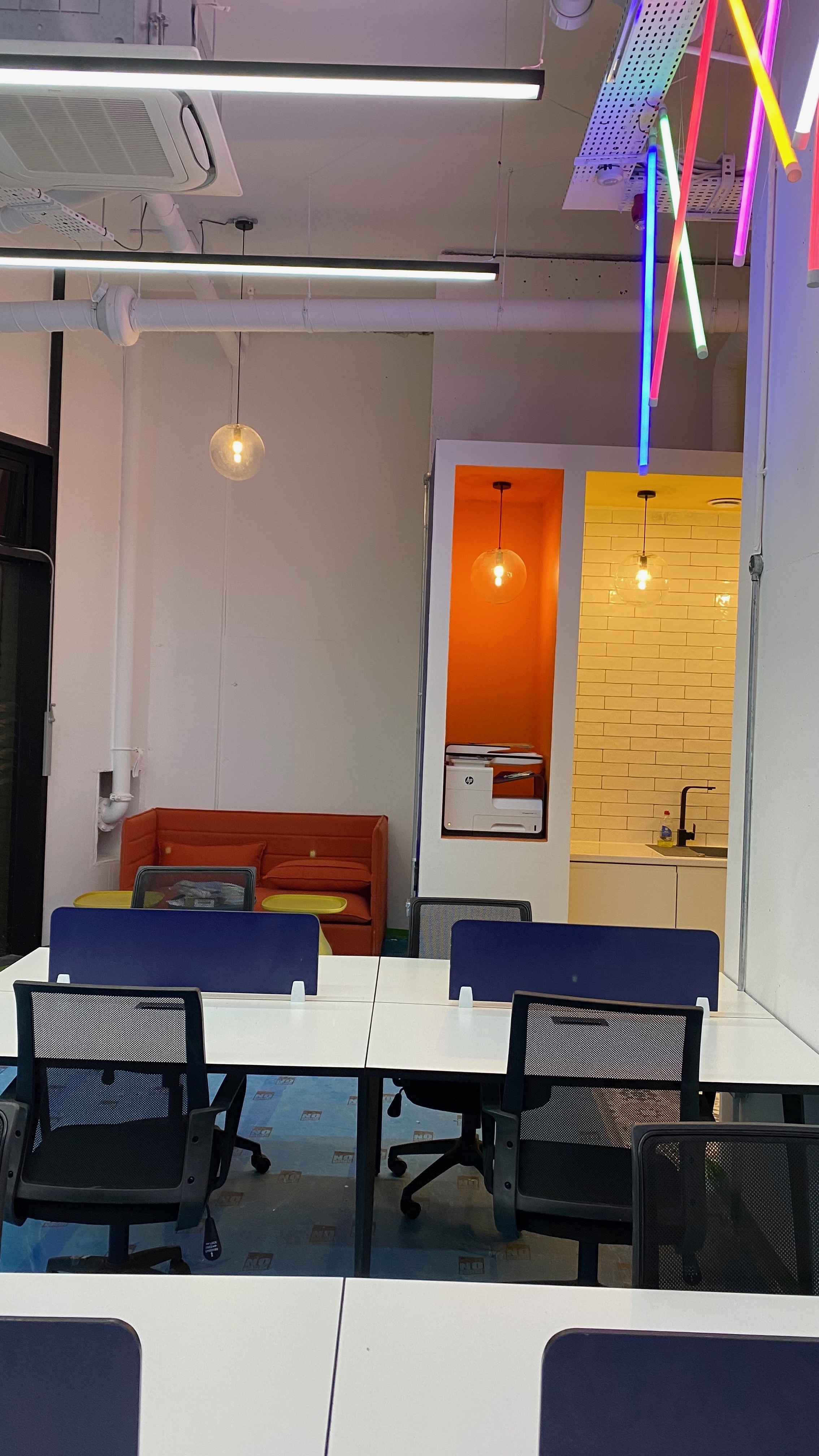 FREELANCERS WELCOME / CO-WORKING / HOT DESKING / DESK SPACE / CREATIVES 