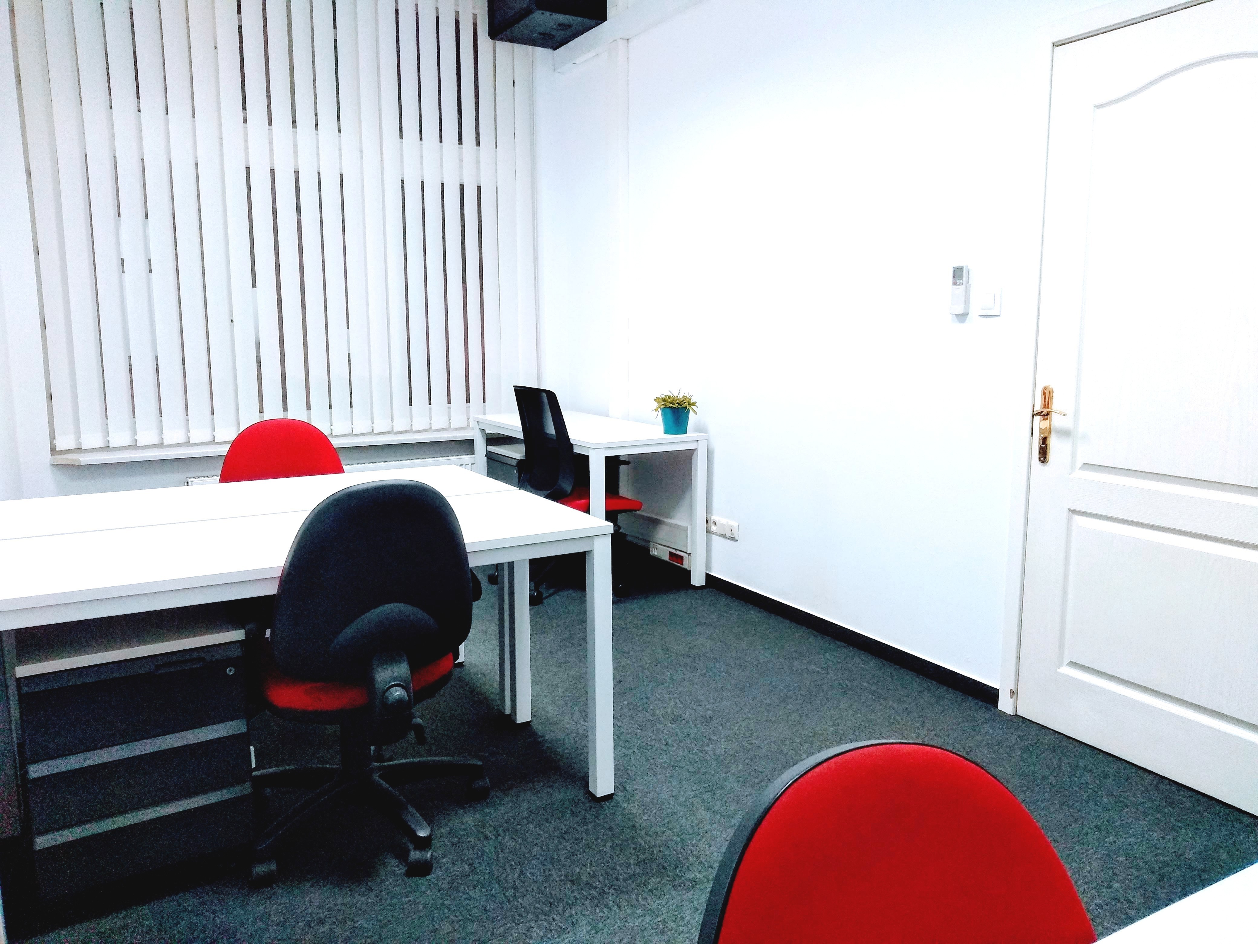 Szukasz biura serwisowanego dla 4-os zespołu? Zajrzyj do IdeaPlace. 