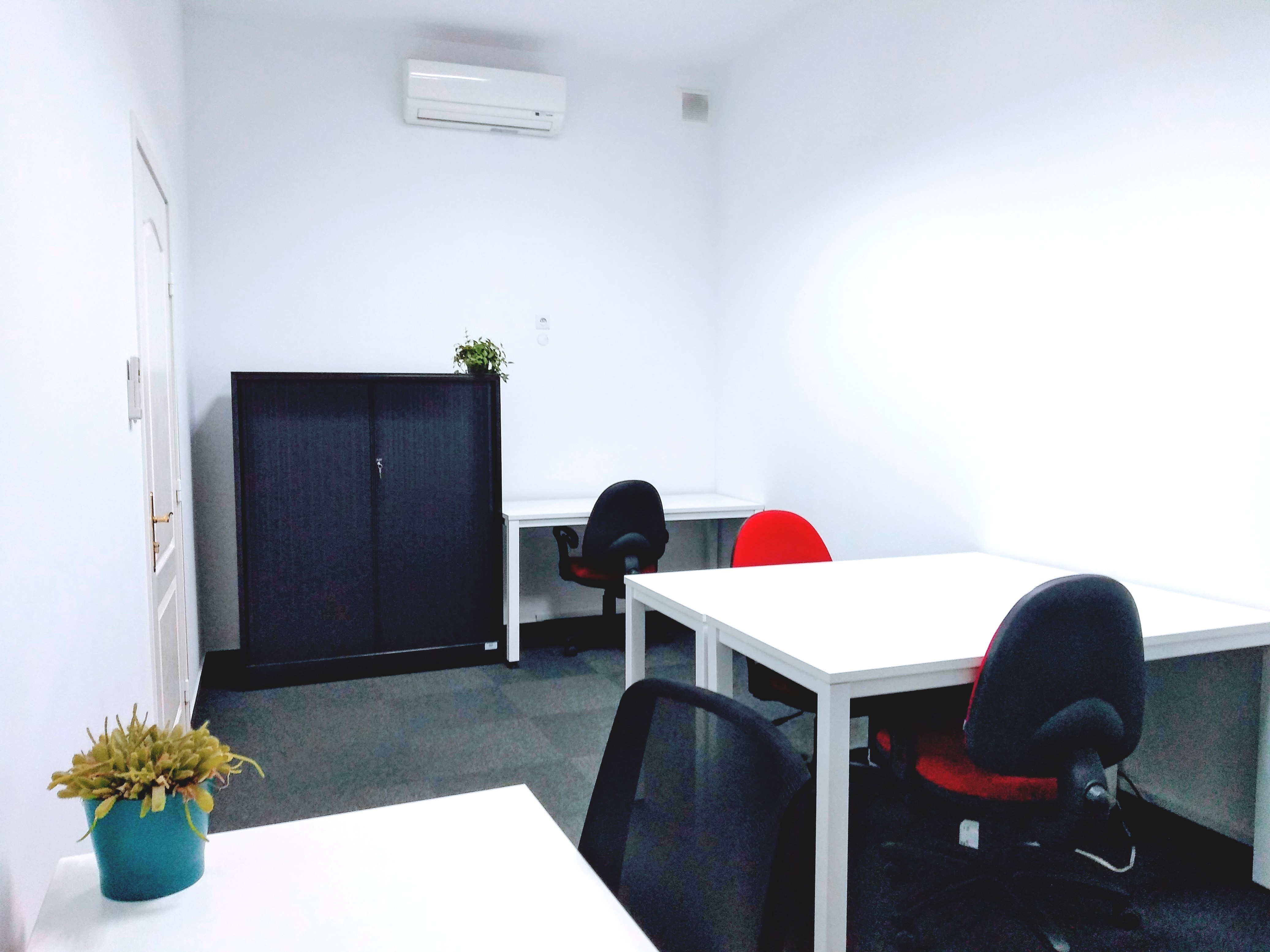 Szukasz biura serwisowanego dla 4-os zespołu? Zajrzyj do IdeaPlace. 