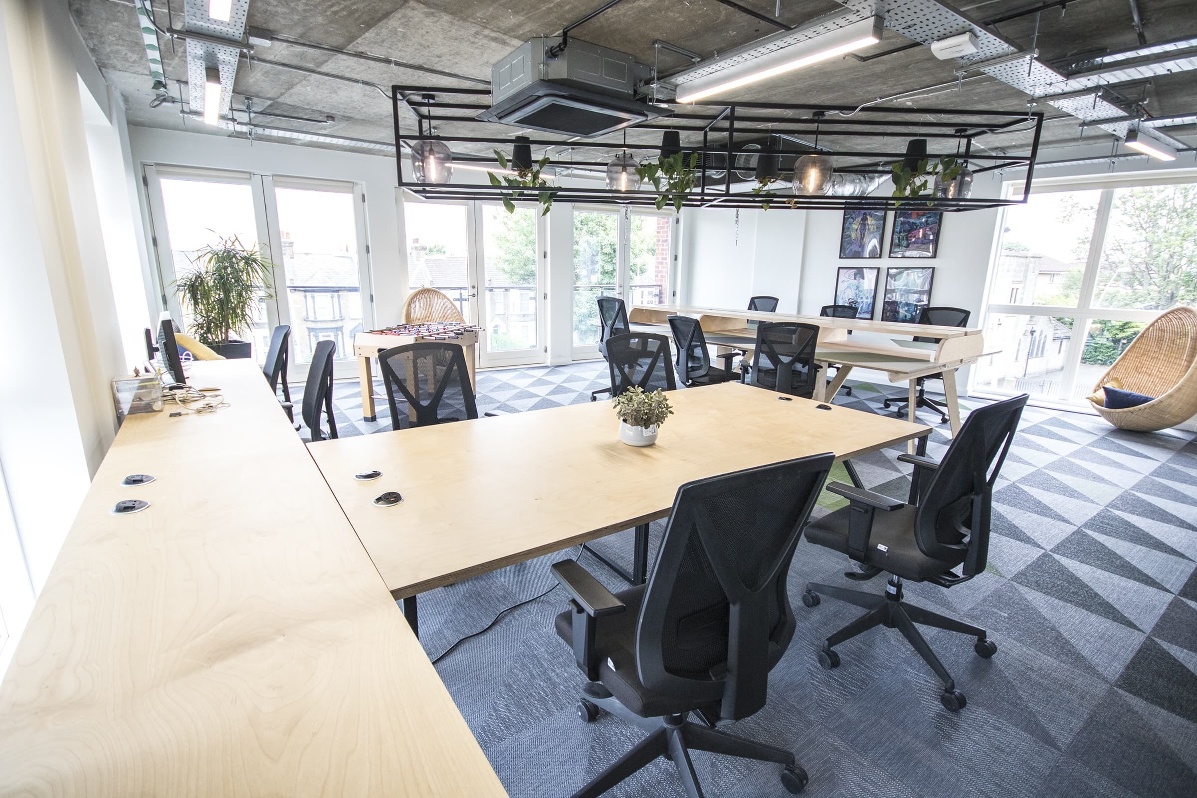 Office C04 very large office for up to 14 people Office C04 very large office for up to 14 people