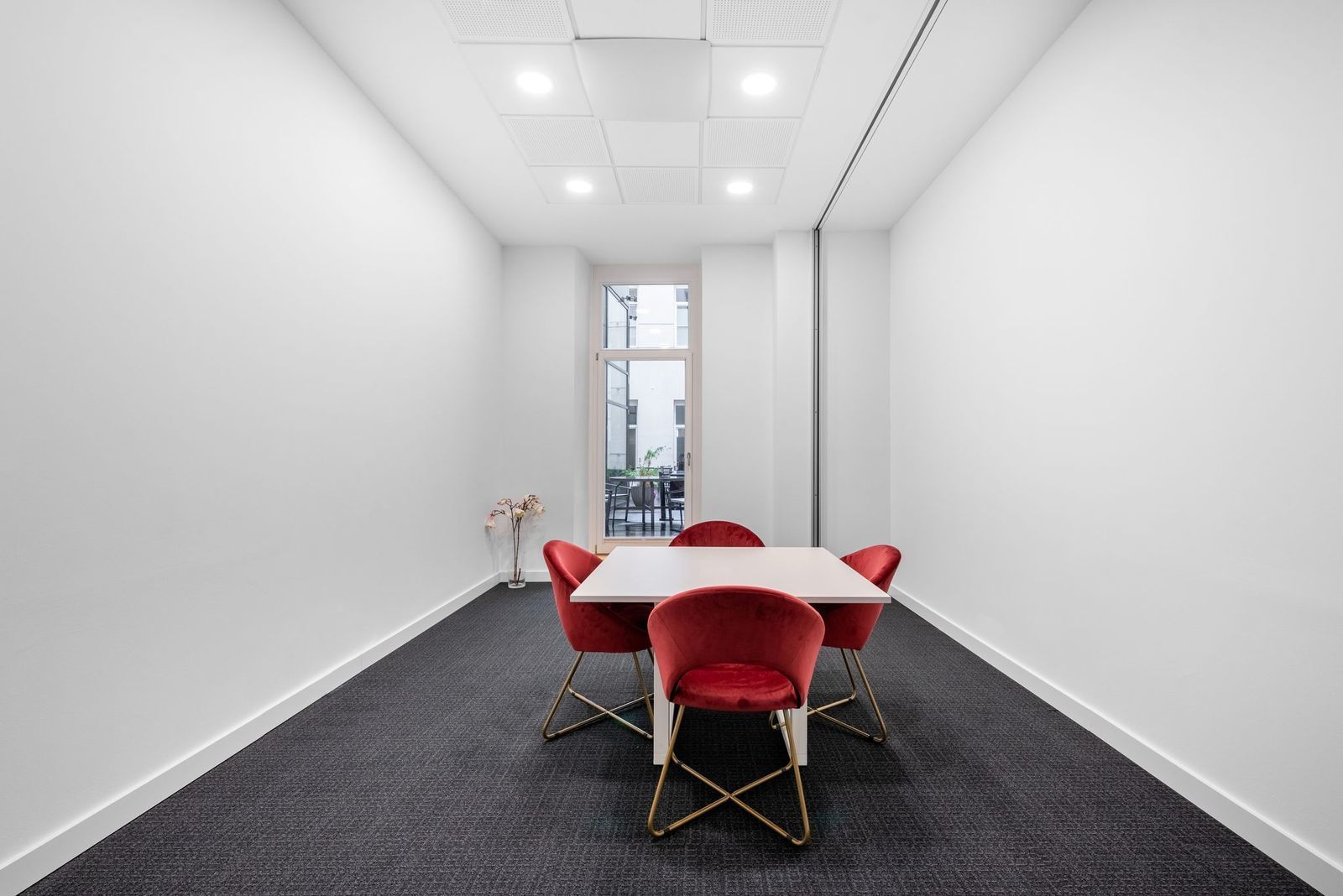 Work your way in einem Privatbüro für fünf Personen