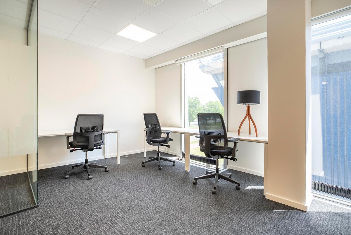 Werk zoals u dat wilt in een privékantoor voor drie