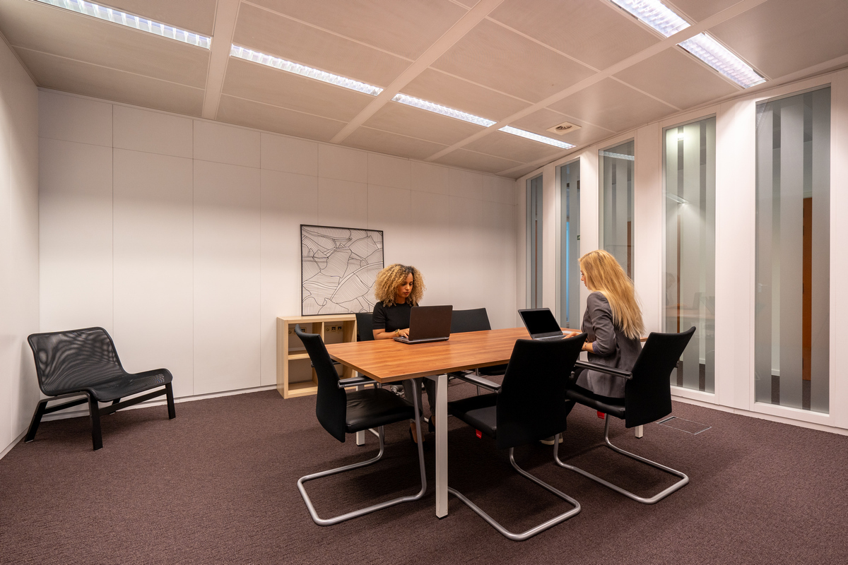 Kant-en-klare kantoorruimte voor een groeiend team van maximaal 10 personen Kant-en-klare kantoorruimte voor een groeiend team van maximaal 10 personen