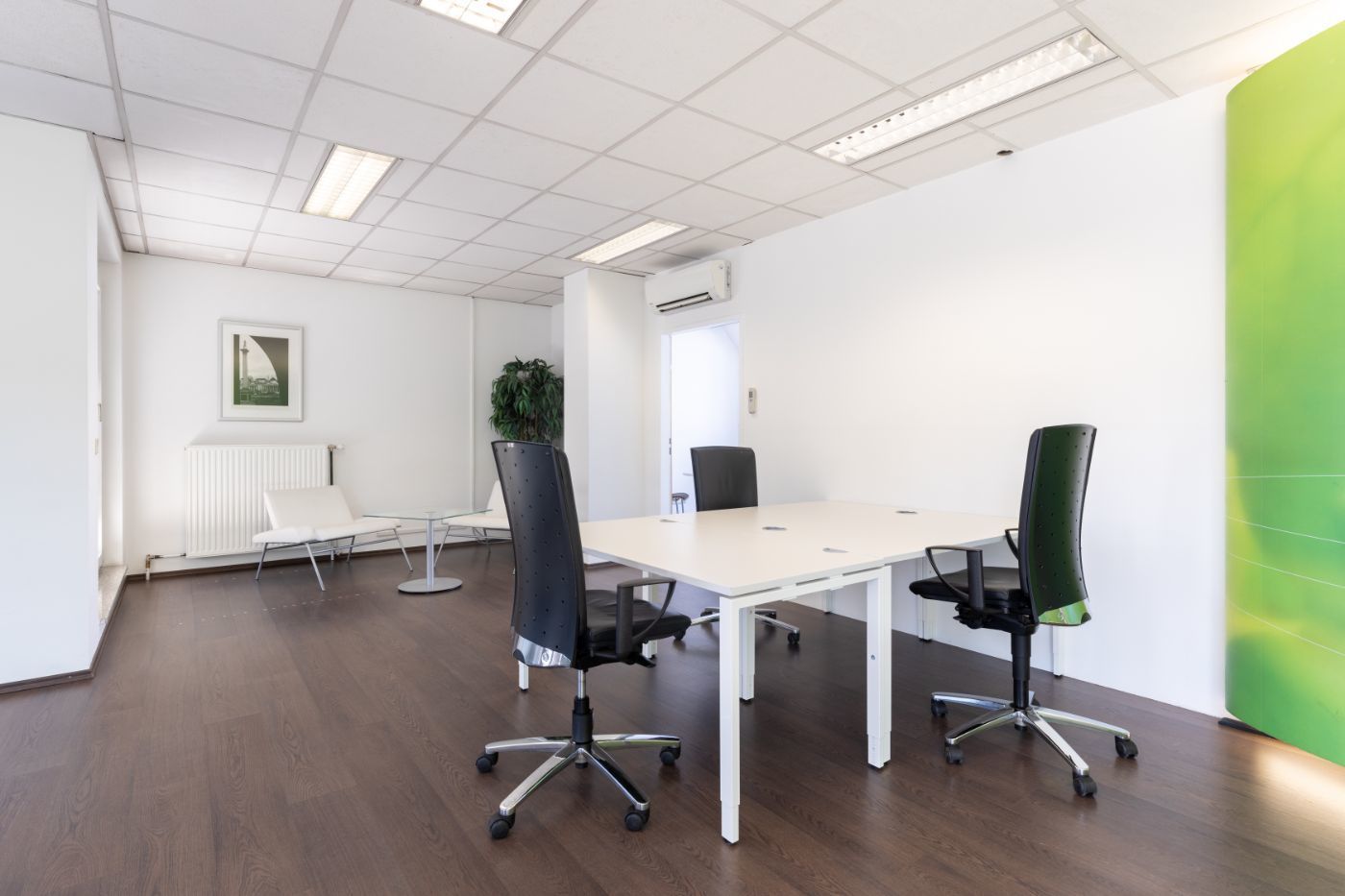 Work your way in einem Privatbüro für drei Personen Work your way in einem Privatbüro für drei Personen