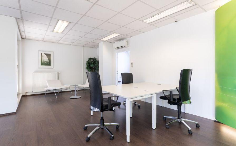 Work your way in einem Privatbüro für drei Personen Work your way in einem Privatbüro für drei Personen