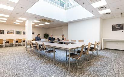 Bezugsfertige Büroräume für ein wachsendes Team von bis zu 10 Personen Bezugsfertige Büroräume für ein wachsendes Team von bis zu 10 Personen